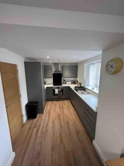 Newly Built 2 Bed Flat In The Heart Of Leek Daire Dış mekan fotoğraf