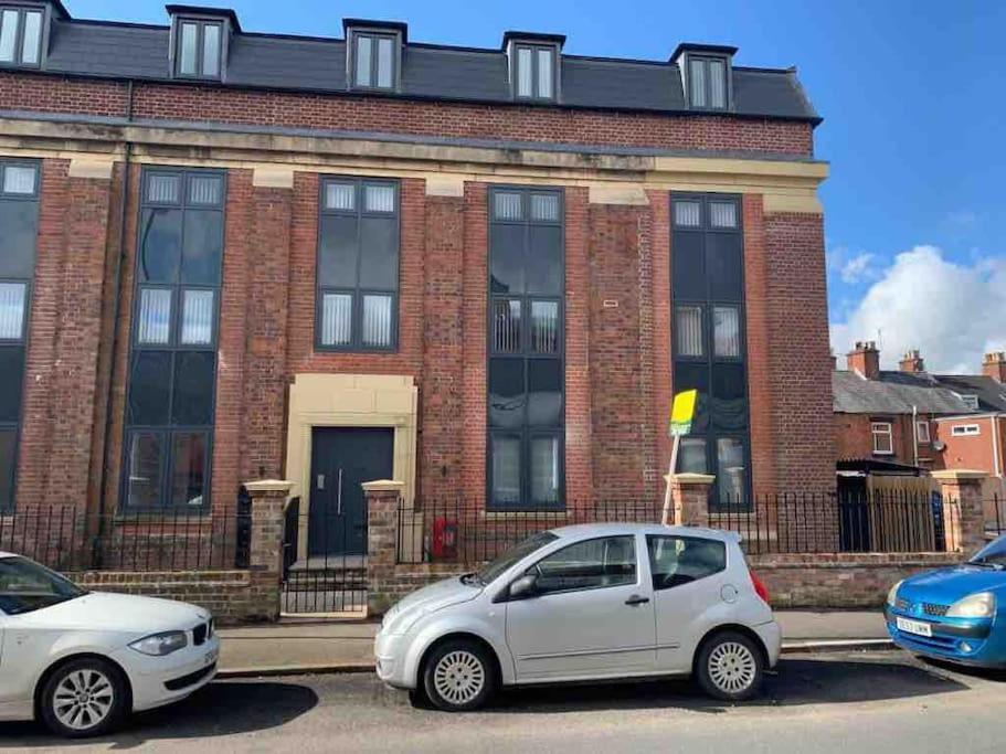 Newly Built 2 Bed Flat In The Heart Of Leek Daire Dış mekan fotoğraf