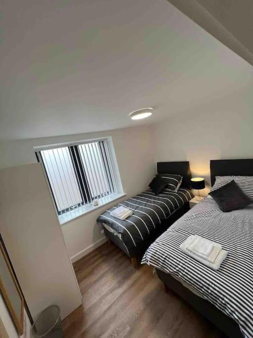 Newly Built 2 Bed Flat In The Heart Of Leek Daire Dış mekan fotoğraf