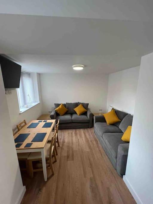 Newly Built 2 Bed Flat In The Heart Of Leek Daire Dış mekan fotoğraf